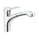 Kludi Wasserhahn mit herausziehbarer Brause in chrom, mit einem ergonomischen Hebel zur Temperatur- und Mengenregelung, montiert auf einer Spüle.